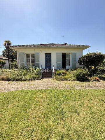 Découvrez cette agréable maison de 3 chambres, idéalement située à proximité de toutes les commodités ( commerces, écoles, services, transports).

Implantée sur un terrain entièrement clôturé de 790 m², elle offre un cadre de vie agréable et sécurisé, parfait pour une famille. 

La maison est en bon état et habitable immédiatement, sans travaux indispensable à prévoir. 
Vous pourrez vous y installer directement et profiter de ses espaces de vie confortables.

DPE D !! 

* Les atouts : 

- 3 Chambres.
- Terrain clos de 790 m² 
- Cuisine équipée. 
- SDB avec douche à l'italienne.
- Garage

A visiter sans tarder !!