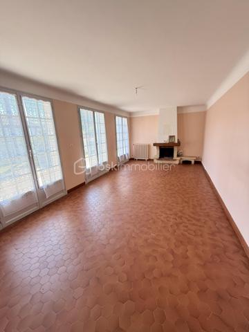 Découvrez cette agréable maison de 3 chambres, idéalement située à proximité de toutes les commodités ( commerces, écoles, services, transports).

Implantée sur un terrain entièrement clôturé de 790 m², elle offre un cadre de vie agréable et sécurisé, parfait pour une famille. 

La maison est en bon état et habitable immédiatement, sans travaux indispensable à prévoir. 
Vous pourrez vous y installer directement et profiter de ses espaces de vie confortables.

DPE D !! 

* Les atouts : 

- 3 Chambres.
- Terrain clos de 790 m² 
- Cuisine équipée. 
- SDB avec douche à l'italienne.
- Garage

A visiter sans tarder !!