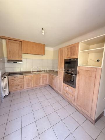 Découvrez cette agréable maison de 3 chambres, idéalement située à proximité de toutes les commodités ( commerces, écoles, services, transports).

Implantée sur un terrain entièrement clôturé de 790 m², elle offre un cadre de vie agréable et sécurisé, parfait pour une famille. 

La maison est en bon état et habitable immédiatement, sans travaux indispensable à prévoir. 
Vous pourrez vous y installer directement et profiter de ses espaces de vie confortables.

DPE D !! 

* Les atouts : 

- 3 Chambres.
- Terrain clos de 790 m² 
- Cuisine équipée. 
- SDB avec douche à l'italienne.
- Garage

A visiter sans tarder !!