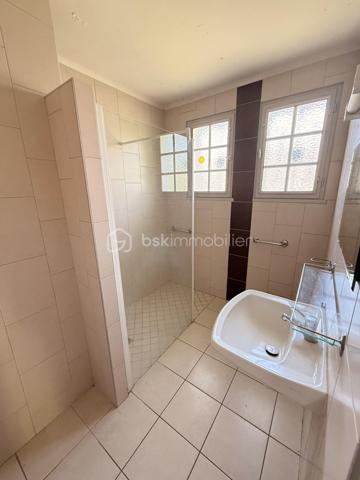 Découvrez cette agréable maison de 3 chambres, idéalement située à proximité de toutes les commodités ( commerces, écoles, services, transports).

Implantée sur un terrain entièrement clôturé de 790 m², elle offre un cadre de vie agréable et sécurisé, parfait pour une famille. 

La maison est en bon état et habitable immédiatement, sans travaux indispensable à prévoir. 
Vous pourrez vous y installer directement et profiter de ses espaces de vie confortables.

DPE D !! 

* Les atouts : 

- 3 Chambres.
- Terrain clos de 790 m² 
- Cuisine équipée. 
- SDB avec douche à l'italienne.
- Garage

A visiter sans tarder !!