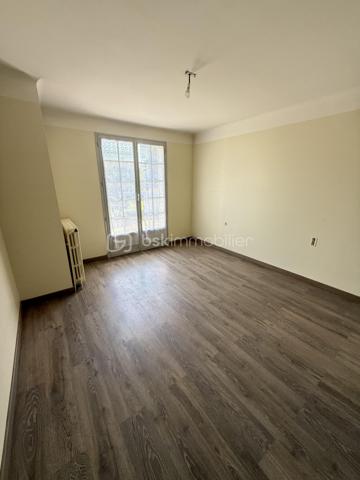 Découvrez cette agréable maison de 3 chambres, idéalement située à proximité de toutes les commodités ( commerces, écoles, services, transports).

Implantée sur un terrain entièrement clôturé de 790 m², elle offre un cadre de vie agréable et sécurisé, parfait pour une famille. 

La maison est en bon état et habitable immédiatement, sans travaux indispensable à prévoir. 
Vous pourrez vous y installer directement et profiter de ses espaces de vie confortables.

DPE D !! 

* Les atouts : 

- 3 Chambres.
- Terrain clos de 790 m² 
- Cuisine équipée. 
- SDB avec douche à l'italienne.
- Garage

A visiter sans tarder !!