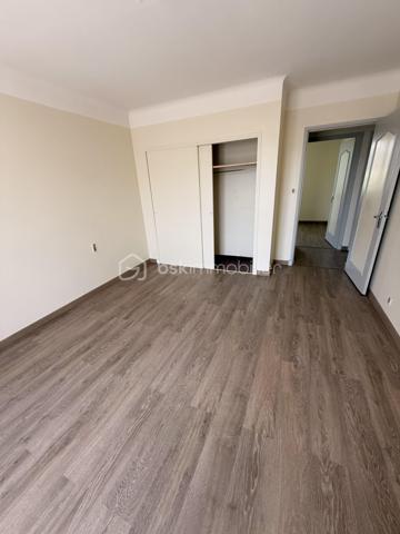 Découvrez cette agréable maison de 3 chambres, idéalement située à proximité de toutes les commodités ( commerces, écoles, services, transports).

Implantée sur un terrain entièrement clôturé de 790 m², elle offre un cadre de vie agréable et sécurisé, parfait pour une famille. 

La maison est en bon état et habitable immédiatement, sans travaux indispensable à prévoir. 
Vous pourrez vous y installer directement et profiter de ses espaces de vie confortables.

DPE D !! 

* Les atouts : 

- 3 Chambres.
- Terrain clos de 790 m² 
- Cuisine équipée. 
- SDB avec douche à l'italienne.
- Garage

A visiter sans tarder !!