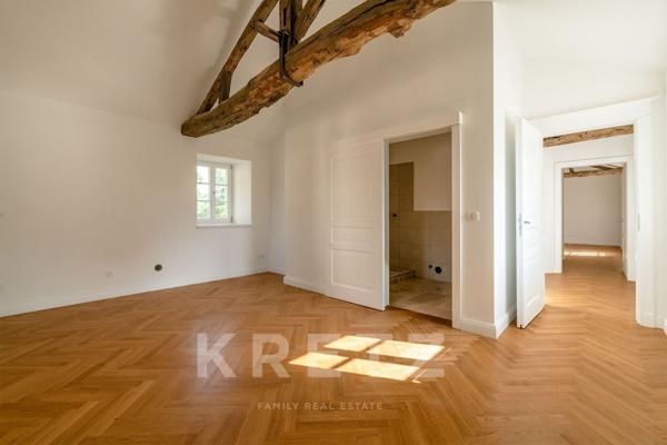 Duplex de 150 m² avec terrasse privative dans la longère du château