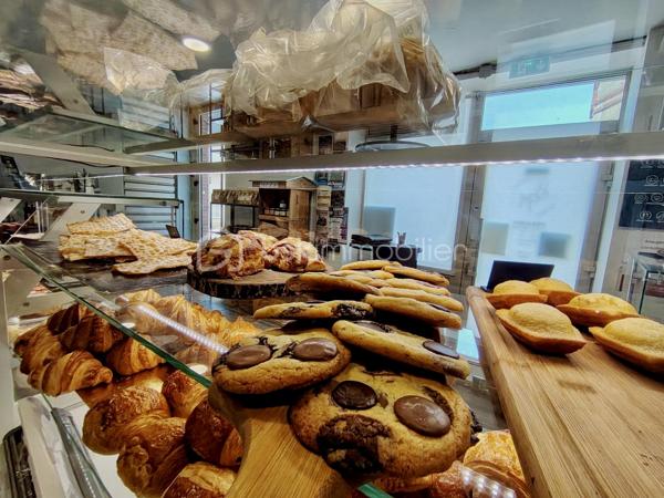 A VENDRE – Fonds de commerce de boulangerie à fort potentiel

Saisissez une opportunité rare d'acquérir un fonds de commerce de boulangerie bénéficiant d'une excellente réputation et d'une clientèle fidèle.

Bien située dans le village , cette boulangerie offre une activité pérenne avec un potentiel de développement important. L'établissement dispose d'un espace de vente accueillant, d'un laboratoire entièrement équipé et de matériel entretenu, permettant une reprise immédiate dans les meilleures conditions.

Les points forts :

* Clientèle régulière et de proximité.
* Équipement professionnel complet et fonctionnel.
* Chiffre d'affaires stable avec perspectives d'évolution.
* Activité idéale pour un artisan boulanger, un investisseur ou un projet familial.

Cette affaire clé en main représente une excellente opportunité pour développer une activité rentable tout en bénéficiant d'un outil de travail performant et d'une image de qualité.
N' hésitez pas à me contacter au 07.80.48.01.50.