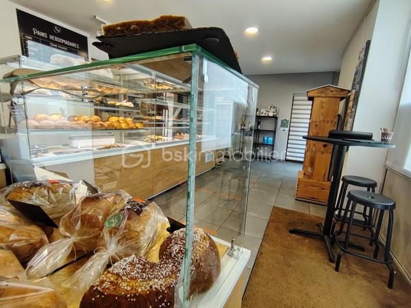 A VENDRE – Fonds de commerce de boulangerie à fort potentiel

Saisissez une opportunité rare d'acquérir un fonds de commerce de boulangerie bénéficiant d'une excellente réputation et d'une clientèle fidèle.

Bien située dans le village , cette boulangerie offre une activité pérenne avec un potentiel de développement important. L'établissement dispose d'un espace de vente accueillant, d'un laboratoire entièrement équipé et de matériel entretenu, permettant une reprise immédiate dans les meilleures conditions.

Les points forts :

* Clientèle régulière et de proximité.
* Équipement professionnel complet et fonctionnel.
* Chiffre d'affaires stable avec perspectives d'évolution.
* Activité idéale pour un artisan boulanger, un investisseur ou un projet familial.

Cette affaire clé en main représente une excellente opportunité pour développer une activité rentable tout en bénéficiant d'un outil de travail performant et d'une image de qualité.
N' hésitez pas à me contacter au 07.80.48.01.50.
