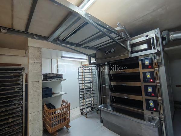A VENDRE – Fonds de commerce de boulangerie à fort potentiel

Saisissez une opportunité rare d'acquérir un fonds de commerce de boulangerie bénéficiant d'une excellente réputation et d'une clientèle fidèle.

Bien située dans le village , cette boulangerie offre une activité pérenne avec un potentiel de développement important. L'établissement dispose d'un espace de vente accueillant, d'un laboratoire entièrement équipé et de matériel entretenu, permettant une reprise immédiate dans les meilleures conditions.

Les points forts :

* Clientèle régulière et de proximité.
* Équipement professionnel complet et fonctionnel.
* Chiffre d'affaires stable avec perspectives d'évolution.
* Activité idéale pour un artisan boulanger, un investisseur ou un projet familial.

Cette affaire clé en main représente une excellente opportunité pour développer une activité rentable tout en bénéficiant d'un outil de travail performant et d'une image de qualité.
N' hésitez pas à me contacter au 07.80.48.01.50.