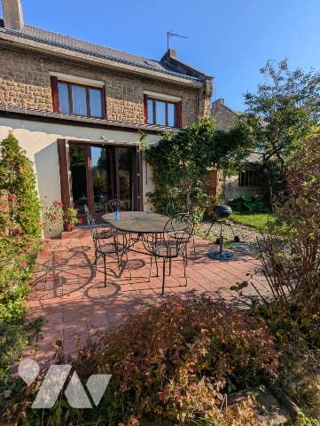 Maison de ville en pierres rénovée de type 5 d'une surface de 110m² sur terrain de 610m²