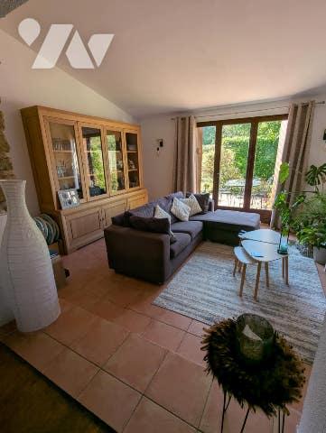 Maison de ville en pierres rénovée de type 5 d'une surface de 110m² sur terrain de 610m²