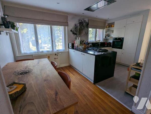 Maison de ville en pierres rénovée de type 5 d'une surface de 110m² sur terrain de 610m²