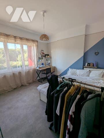 Maison de ville en pierres rénovée de type 5 d'une surface de 110m² sur terrain de 610m²