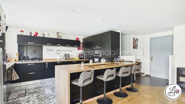 Vous recherchez le confort d’une maison tout en profitant de la praticité d’un appartement ? Ce bien rare à Cluses pourrait bien être votre coup de cœur.

Situé en rez-de-chaussée et à proximité immédiate des commerces, écoles, transports et services accessibles à pied, cet appartement de 81 m² offre un cadre de vie idéal pour une famille ou pour toute personne en quête d’espace et de confort.

L’intérieur propose une belle distribution avec trois chambres, un salon / salle à manger chaleureux, ainsi qu’une très grande cuisine moderne et fonctionnelle. Vous profiterez également d’une salle d’eau  ainsi que de WC séparés pour plus de confort.

Côté extérieur, ce bien se distingue par une terrasse exposée sud d’environ 50 m², véritable prolongement de l’espace de vie, idéale pour les repas en extérieur, les moments de détente ou les soirées d’été. Un jardin complète ce cadre privilégié, rare sur le secteur.

Les prestations sont complétées par une cave ainsi qu’un garage, offrant des espaces de rangement et de stationnement très appréciés.

Les plus de cet appartement :
✅ Rez-de-chaussée pratique et accessible
✅ 3 chambres
✅ Grande cuisine moderne et fonctionnelle
✅ Terrasse d’environ 50 m² + jardin
✅ Cave et garage
✅ Commodités accessibles à pied
✅ Bien rare à Cluses

Un appartement aux allures de maison, idéal pour profiter d’un cadre de vie pratique et agréable au quotidien !