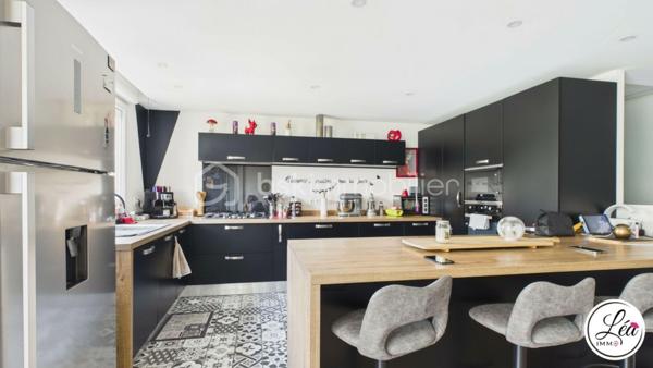 Vous recherchez le confort d’une maison tout en profitant de la praticité d’un appartement ? Ce bien rare à Cluses pourrait bien être votre coup de cœur.

Situé en rez-de-chaussée et à proximité immédiate des commerces, écoles, transports et services accessibles à pied, cet appartement de 81 m² offre un cadre de vie idéal pour une famille ou pour toute personne en quête d’espace et de confort.

L’intérieur propose une belle distribution avec trois chambres, un salon / salle à manger chaleureux, ainsi qu’une très grande cuisine moderne et fonctionnelle. Vous profiterez également d’une salle d’eau  ainsi que de WC séparés pour plus de confort.

Côté extérieur, ce bien se distingue par une terrasse exposée sud d’environ 50 m², véritable prolongement de l’espace de vie, idéale pour les repas en extérieur, les moments de détente ou les soirées d’été. Un jardin complète ce cadre privilégié, rare sur le secteur.

Les prestations sont complétées par une cave ainsi qu’un garage, offrant des espaces de rangement et de stationnement très appréciés.

Les plus de cet appartement :
✅ Rez-de-chaussée pratique et accessible
✅ 3 chambres
✅ Grande cuisine moderne et fonctionnelle
✅ Terrasse d’environ 50 m² + jardin
✅ Cave et garage
✅ Commodités accessibles à pied
✅ Bien rare à Cluses

Un appartement aux allures de maison, idéal pour profiter d’un cadre de vie pratique et agréable au quotidien !