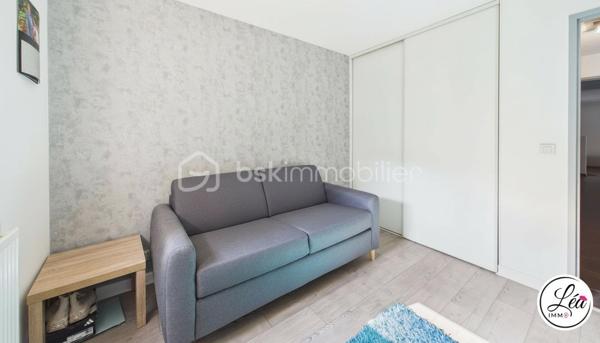 Vous recherchez le confort d’une maison tout en profitant de la praticité d’un appartement ? Ce bien rare à Cluses pourrait bien être votre coup de cœur.

Situé en rez-de-chaussée et à proximité immédiate des commerces, écoles, transports et services accessibles à pied, cet appartement de 81 m² offre un cadre de vie idéal pour une famille ou pour toute personne en quête d’espace et de confort.

L’intérieur propose une belle distribution avec trois chambres, un salon / salle à manger chaleureux, ainsi qu’une très grande cuisine moderne et fonctionnelle. Vous profiterez également d’une salle d’eau  ainsi que de WC séparés pour plus de confort.

Côté extérieur, ce bien se distingue par une terrasse exposée sud d’environ 50 m², véritable prolongement de l’espace de vie, idéale pour les repas en extérieur, les moments de détente ou les soirées d’été. Un jardin complète ce cadre privilégié, rare sur le secteur.

Les prestations sont complétées par une cave ainsi qu’un garage, offrant des espaces de rangement et de stationnement très appréciés.

Les plus de cet appartement :
✅ Rez-de-chaussée pratique et accessible
✅ 3 chambres
✅ Grande cuisine moderne et fonctionnelle
✅ Terrasse d’environ 50 m² + jardin
✅ Cave et garage
✅ Commodités accessibles à pied
✅ Bien rare à Cluses

Un appartement aux allures de maison, idéal pour profiter d’un cadre de vie pratique et agréable au quotidien !