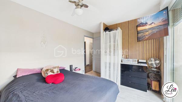 Vous recherchez le confort d’une maison tout en profitant de la praticité d’un appartement ? Ce bien rare à Cluses pourrait bien être votre coup de cœur.

Situé en rez-de-chaussée et à proximité immédiate des commerces, écoles, transports et services accessibles à pied, cet appartement de 81 m² offre un cadre de vie idéal pour une famille ou pour toute personne en quête d’espace et de confort.

L’intérieur propose une belle distribution avec trois chambres, un salon / salle à manger chaleureux, ainsi qu’une très grande cuisine moderne et fonctionnelle. Vous profiterez également d’une salle d’eau  ainsi que de WC séparés pour plus de confort.

Côté extérieur, ce bien se distingue par une terrasse exposée sud d’environ 50 m², véritable prolongement de l’espace de vie, idéale pour les repas en extérieur, les moments de détente ou les soirées d’été. Un jardin complète ce cadre privilégié, rare sur le secteur.

Les prestations sont complétées par une cave ainsi qu’un garage, offrant des espaces de rangement et de stationnement très appréciés.

Les plus de cet appartement :
✅ Rez-de-chaussée pratique et accessible
✅ 3 chambres
✅ Grande cuisine moderne et fonctionnelle
✅ Terrasse d’environ 50 m² + jardin
✅ Cave et garage
✅ Commodités accessibles à pied
✅ Bien rare à Cluses

Un appartement aux allures de maison, idéal pour profiter d’un cadre de vie pratique et agréable au quotidien !