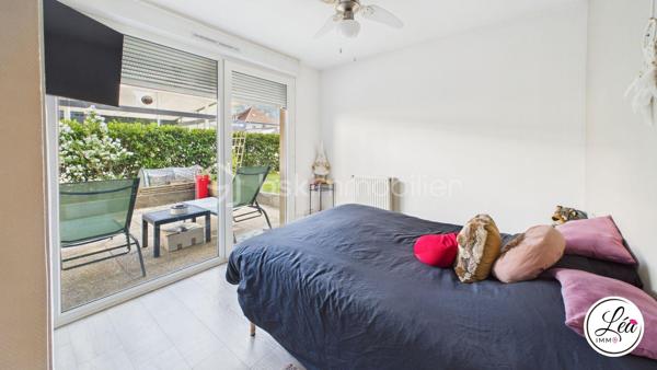 Vous recherchez le confort d’une maison tout en profitant de la praticité d’un appartement ? Ce bien rare à Cluses pourrait bien être votre coup de cœur.

Situé en rez-de-chaussée et à proximité immédiate des commerces, écoles, transports et services accessibles à pied, cet appartement de 81 m² offre un cadre de vie idéal pour une famille ou pour toute personne en quête d’espace et de confort.

L’intérieur propose une belle distribution avec trois chambres, un salon / salle à manger chaleureux, ainsi qu’une très grande cuisine moderne et fonctionnelle. Vous profiterez également d’une salle d’eau  ainsi que de WC séparés pour plus de confort.

Côté extérieur, ce bien se distingue par une terrasse exposée sud d’environ 50 m², véritable prolongement de l’espace de vie, idéale pour les repas en extérieur, les moments de détente ou les soirées d’été. Un jardin complète ce cadre privilégié, rare sur le secteur.

Les prestations sont complétées par une cave ainsi qu’un garage, offrant des espaces de rangement et de stationnement très appréciés.

Les plus de cet appartement :
✅ Rez-de-chaussée pratique et accessible
✅ 3 chambres
✅ Grande cuisine moderne et fonctionnelle
✅ Terrasse d’environ 50 m² + jardin
✅ Cave et garage
✅ Commodités accessibles à pied
✅ Bien rare à Cluses

Un appartement aux allures de maison, idéal pour profiter d’un cadre de vie pratique et agréable au quotidien !