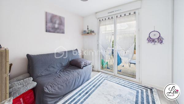 Vous recherchez le confort d’une maison tout en profitant de la praticité d’un appartement ? Ce bien rare à Cluses pourrait bien être votre coup de cœur.

Situé en rez-de-chaussée et à proximité immédiate des commerces, écoles, transports et services accessibles à pied, cet appartement de 81 m² offre un cadre de vie idéal pour une famille ou pour toute personne en quête d’espace et de confort.

L’intérieur propose une belle distribution avec trois chambres, un salon / salle à manger chaleureux, ainsi qu’une très grande cuisine moderne et fonctionnelle. Vous profiterez également d’une salle d’eau  ainsi que de WC séparés pour plus de confort.

Côté extérieur, ce bien se distingue par une terrasse exposée sud d’environ 50 m², véritable prolongement de l’espace de vie, idéale pour les repas en extérieur, les moments de détente ou les soirées d’été. Un jardin complète ce cadre privilégié, rare sur le secteur.

Les prestations sont complétées par une cave ainsi qu’un garage, offrant des espaces de rangement et de stationnement très appréciés.

Les plus de cet appartement :
✅ Rez-de-chaussée pratique et accessible
✅ 3 chambres
✅ Grande cuisine moderne et fonctionnelle
✅ Terrasse d’environ 50 m² + jardin
✅ Cave et garage
✅ Commodités accessibles à pied
✅ Bien rare à Cluses

Un appartement aux allures de maison, idéal pour profiter d’un cadre de vie pratique et agréable au quotidien !