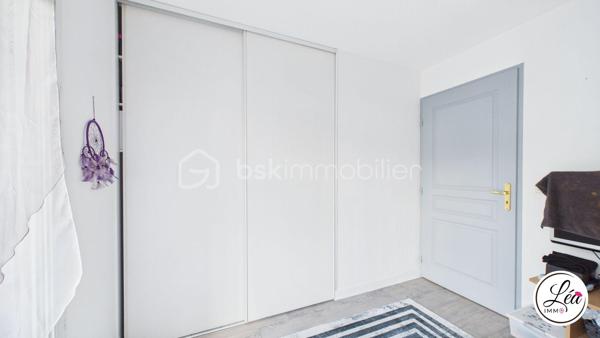 Vous recherchez le confort d’une maison tout en profitant de la praticité d’un appartement ? Ce bien rare à Cluses pourrait bien être votre coup de cœur.

Situé en rez-de-chaussée et à proximité immédiate des commerces, écoles, transports et services accessibles à pied, cet appartement de 81 m² offre un cadre de vie idéal pour une famille ou pour toute personne en quête d’espace et de confort.

L’intérieur propose une belle distribution avec trois chambres, un salon / salle à manger chaleureux, ainsi qu’une très grande cuisine moderne et fonctionnelle. Vous profiterez également d’une salle d’eau  ainsi que de WC séparés pour plus de confort.

Côté extérieur, ce bien se distingue par une terrasse exposée sud d’environ 50 m², véritable prolongement de l’espace de vie, idéale pour les repas en extérieur, les moments de détente ou les soirées d’été. Un jardin complète ce cadre privilégié, rare sur le secteur.

Les prestations sont complétées par une cave ainsi qu’un garage, offrant des espaces de rangement et de stationnement très appréciés.

Les plus de cet appartement :
✅ Rez-de-chaussée pratique et accessible
✅ 3 chambres
✅ Grande cuisine moderne et fonctionnelle
✅ Terrasse d’environ 50 m² + jardin
✅ Cave et garage
✅ Commodités accessibles à pied
✅ Bien rare à Cluses

Un appartement aux allures de maison, idéal pour profiter d’un cadre de vie pratique et agréable au quotidien !
