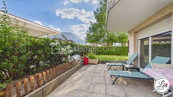 Vous recherchez le confort d’une maison tout en profitant de la praticité d’un appartement ? Ce bien rare à Cluses pourrait bien être votre coup de cœur.

Situé en rez-de-chaussée et à proximité immédiate des commerces, écoles, transports et services accessibles à pied, cet appartement de 81 m² offre un cadre de vie idéal pour une famille ou pour toute personne en quête d’espace et de confort.

L’intérieur propose une belle distribution avec trois chambres, un salon / salle à manger chaleureux, ainsi qu’une très grande cuisine moderne et fonctionnelle. Vous profiterez également d’une salle d’eau  ainsi que de WC séparés pour plus de confort.

Côté extérieur, ce bien se distingue par une terrasse exposée sud d’environ 50 m², véritable prolongement de l’espace de vie, idéale pour les repas en extérieur, les moments de détente ou les soirées d’été. Un jardin complète ce cadre privilégié, rare sur le secteur.

Les prestations sont complétées par une cave ainsi qu’un garage, offrant des espaces de rangement et de stationnement très appréciés.

Les plus de cet appartement :
✅ Rez-de-chaussée pratique et accessible
✅ 3 chambres
✅ Grande cuisine moderne et fonctionnelle
✅ Terrasse d’environ 50 m² + jardin
✅ Cave et garage
✅ Commodités accessibles à pied
✅ Bien rare à Cluses

Un appartement aux allures de maison, idéal pour profiter d’un cadre de vie pratique et agréable au quotidien !