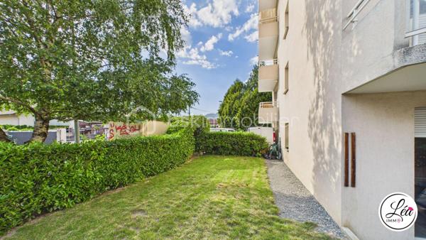 Vous recherchez le confort d’une maison tout en profitant de la praticité d’un appartement ? Ce bien rare à Cluses pourrait bien être votre coup de cœur.

Situé en rez-de-chaussée et à proximité immédiate des commerces, écoles, transports et services accessibles à pied, cet appartement de 81 m² offre un cadre de vie idéal pour une famille ou pour toute personne en quête d’espace et de confort.

L’intérieur propose une belle distribution avec trois chambres, un salon / salle à manger chaleureux, ainsi qu’une très grande cuisine moderne et fonctionnelle. Vous profiterez également d’une salle d’eau  ainsi que de WC séparés pour plus de confort.

Côté extérieur, ce bien se distingue par une terrasse exposée sud d’environ 50 m², véritable prolongement de l’espace de vie, idéale pour les repas en extérieur, les moments de détente ou les soirées d’été. Un jardin complète ce cadre privilégié, rare sur le secteur.

Les prestations sont complétées par une cave ainsi qu’un garage, offrant des espaces de rangement et de stationnement très appréciés.

Les plus de cet appartement :
✅ Rez-de-chaussée pratique et accessible
✅ 3 chambres
✅ Grande cuisine moderne et fonctionnelle
✅ Terrasse d’environ 50 m² + jardin
✅ Cave et garage
✅ Commodités accessibles à pied
✅ Bien rare à Cluses

Un appartement aux allures de maison, idéal pour profiter d’un cadre de vie pratique et agréable au quotidien !