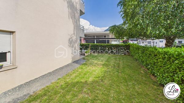 Vous recherchez le confort d’une maison tout en profitant de la praticité d’un appartement ? Ce bien rare à Cluses pourrait bien être votre coup de cœur.

Situé en rez-de-chaussée et à proximité immédiate des commerces, écoles, transports et services accessibles à pied, cet appartement de 81 m² offre un cadre de vie idéal pour une famille ou pour toute personne en quête d’espace et de confort.

L’intérieur propose une belle distribution avec trois chambres, un salon / salle à manger chaleureux, ainsi qu’une très grande cuisine moderne et fonctionnelle. Vous profiterez également d’une salle d’eau  ainsi que de WC séparés pour plus de confort.

Côté extérieur, ce bien se distingue par une terrasse exposée sud d’environ 50 m², véritable prolongement de l’espace de vie, idéale pour les repas en extérieur, les moments de détente ou les soirées d’été. Un jardin complète ce cadre privilégié, rare sur le secteur.

Les prestations sont complétées par une cave ainsi qu’un garage, offrant des espaces de rangement et de stationnement très appréciés.

Les plus de cet appartement :
✅ Rez-de-chaussée pratique et accessible
✅ 3 chambres
✅ Grande cuisine moderne et fonctionnelle
✅ Terrasse d’environ 50 m² + jardin
✅ Cave et garage
✅ Commodités accessibles à pied
✅ Bien rare à Cluses

Un appartement aux allures de maison, idéal pour profiter d’un cadre de vie pratique et agréable au quotidien !