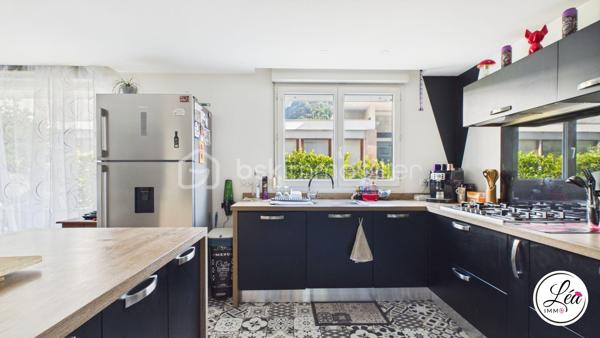 Vous recherchez le confort d’une maison tout en profitant de la praticité d’un appartement ? Ce bien rare à Cluses pourrait bien être votre coup de cœur.

Situé en rez-de-chaussée et à proximité immédiate des commerces, écoles, transports et services accessibles à pied, cet appartement de 81 m² offre un cadre de vie idéal pour une famille ou pour toute personne en quête d’espace et de confort.

L’intérieur propose une belle distribution avec trois chambres, un salon / salle à manger chaleureux, ainsi qu’une très grande cuisine moderne et fonctionnelle. Vous profiterez également d’une salle d’eau  ainsi que de WC séparés pour plus de confort.

Côté extérieur, ce bien se distingue par une terrasse exposée sud d’environ 50 m², véritable prolongement de l’espace de vie, idéale pour les repas en extérieur, les moments de détente ou les soirées d’été. Un jardin complète ce cadre privilégié, rare sur le secteur.

Les prestations sont complétées par une cave ainsi qu’un garage, offrant des espaces de rangement et de stationnement très appréciés.

Les plus de cet appartement :
✅ Rez-de-chaussée pratique et accessible
✅ 3 chambres
✅ Grande cuisine moderne et fonctionnelle
✅ Terrasse d’environ 50 m² + jardin
✅ Cave et garage
✅ Commodités accessibles à pied
✅ Bien rare à Cluses

Un appartement aux allures de maison, idéal pour profiter d’un cadre de vie pratique et agréable au quotidien !