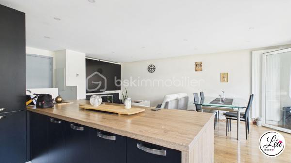 Vous recherchez le confort d’une maison tout en profitant de la praticité d’un appartement ? Ce bien rare à Cluses pourrait bien être votre coup de cœur.

Situé en rez-de-chaussée et à proximité immédiate des commerces, écoles, transports et services accessibles à pied, cet appartement de 81 m² offre un cadre de vie idéal pour une famille ou pour toute personne en quête d’espace et de confort.

L’intérieur propose une belle distribution avec trois chambres, un salon / salle à manger chaleureux, ainsi qu’une très grande cuisine moderne et fonctionnelle. Vous profiterez également d’une salle d’eau  ainsi que de WC séparés pour plus de confort.

Côté extérieur, ce bien se distingue par une terrasse exposée sud d’environ 50 m², véritable prolongement de l’espace de vie, idéale pour les repas en extérieur, les moments de détente ou les soirées d’été. Un jardin complète ce cadre privilégié, rare sur le secteur.

Les prestations sont complétées par une cave ainsi qu’un garage, offrant des espaces de rangement et de stationnement très appréciés.

Les plus de cet appartement :
✅ Rez-de-chaussée pratique et accessible
✅ 3 chambres
✅ Grande cuisine moderne et fonctionnelle
✅ Terrasse d’environ 50 m² + jardin
✅ Cave et garage
✅ Commodités accessibles à pied
✅ Bien rare à Cluses

Un appartement aux allures de maison, idéal pour profiter d’un cadre de vie pratique et agréable au quotidien !