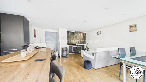 Vous recherchez le confort d’une maison tout en profitant de la praticité d’un appartement ? Ce bien rare à Cluses pourrait bien être votre coup de cœur.

Situé en rez-de-chaussée et à proximité immédiate des commerces, écoles, transports et services accessibles à pied, cet appartement de 81 m² offre un cadre de vie idéal pour une famille ou pour toute personne en quête d’espace et de confort.

L’intérieur propose une belle distribution avec trois chambres, un salon / salle à manger chaleureux, ainsi qu’une très grande cuisine moderne et fonctionnelle. Vous profiterez également d’une salle d’eau  ainsi que de WC séparés pour plus de confort.

Côté extérieur, ce bien se distingue par une terrasse exposée sud d’environ 50 m², véritable prolongement de l’espace de vie, idéale pour les repas en extérieur, les moments de détente ou les soirées d’été. Un jardin complète ce cadre privilégié, rare sur le secteur.

Les prestations sont complétées par une cave ainsi qu’un garage, offrant des espaces de rangement et de stationnement très appréciés.

Les plus de cet appartement :
✅ Rez-de-chaussée pratique et accessible
✅ 3 chambres
✅ Grande cuisine moderne et fonctionnelle
✅ Terrasse d’environ 50 m² + jardin
✅ Cave et garage
✅ Commodités accessibles à pied
✅ Bien rare à Cluses

Un appartement aux allures de maison, idéal pour profiter d’un cadre de vie pratique et agréable au quotidien !