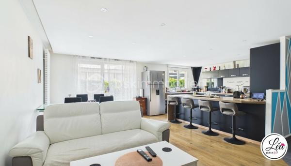 Vous recherchez le confort d’une maison tout en profitant de la praticité d’un appartement ? Ce bien rare à Cluses pourrait bien être votre coup de cœur.

Situé en rez-de-chaussée et à proximité immédiate des commerces, écoles, transports et services accessibles à pied, cet appartement de 81 m² offre un cadre de vie idéal pour une famille ou pour toute personne en quête d’espace et de confort.

L’intérieur propose une belle distribution avec trois chambres, un salon / salle à manger chaleureux, ainsi qu’une très grande cuisine moderne et fonctionnelle. Vous profiterez également d’une salle d’eau  ainsi que de WC séparés pour plus de confort.

Côté extérieur, ce bien se distingue par une terrasse exposée sud d’environ 50 m², véritable prolongement de l’espace de vie, idéale pour les repas en extérieur, les moments de détente ou les soirées d’été. Un jardin complète ce cadre privilégié, rare sur le secteur.

Les prestations sont complétées par une cave ainsi qu’un garage, offrant des espaces de rangement et de stationnement très appréciés.

Les plus de cet appartement :
✅ Rez-de-chaussée pratique et accessible
✅ 3 chambres
✅ Grande cuisine moderne et fonctionnelle
✅ Terrasse d’environ 50 m² + jardin
✅ Cave et garage
✅ Commodités accessibles à pied
✅ Bien rare à Cluses

Un appartement aux allures de maison, idéal pour profiter d’un cadre de vie pratique et agréable au quotidien !