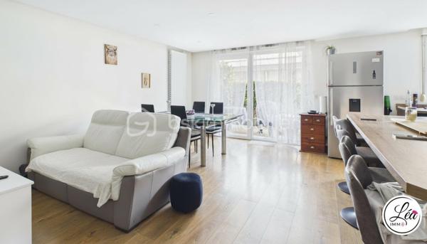 Vous recherchez le confort d’une maison tout en profitant de la praticité d’un appartement ? Ce bien rare à Cluses pourrait bien être votre coup de cœur.

Situé en rez-de-chaussée et à proximité immédiate des commerces, écoles, transports et services accessibles à pied, cet appartement de 81 m² offre un cadre de vie idéal pour une famille ou pour toute personne en quête d’espace et de confort.

L’intérieur propose une belle distribution avec trois chambres, un salon / salle à manger chaleureux, ainsi qu’une très grande cuisine moderne et fonctionnelle. Vous profiterez également d’une salle d’eau  ainsi que de WC séparés pour plus de confort.

Côté extérieur, ce bien se distingue par une terrasse exposée sud d’environ 50 m², véritable prolongement de l’espace de vie, idéale pour les repas en extérieur, les moments de détente ou les soirées d’été. Un jardin complète ce cadre privilégié, rare sur le secteur.

Les prestations sont complétées par une cave ainsi qu’un garage, offrant des espaces de rangement et de stationnement très appréciés.

Les plus de cet appartement :
✅ Rez-de-chaussée pratique et accessible
✅ 3 chambres
✅ Grande cuisine moderne et fonctionnelle
✅ Terrasse d’environ 50 m² + jardin
✅ Cave et garage
✅ Commodités accessibles à pied
✅ Bien rare à Cluses

Un appartement aux allures de maison, idéal pour profiter d’un cadre de vie pratique et agréable au quotidien !