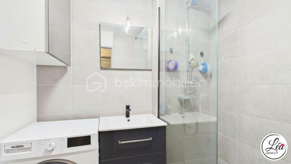 Vous recherchez le confort d’une maison tout en profitant de la praticité d’un appartement ? Ce bien rare à Cluses pourrait bien être votre coup de cœur.

Situé en rez-de-chaussée et à proximité immédiate des commerces, écoles, transports et services accessibles à pied, cet appartement de 81 m² offre un cadre de vie idéal pour une famille ou pour toute personne en quête d’espace et de confort.

L’intérieur propose une belle distribution avec trois chambres, un salon / salle à manger chaleureux, ainsi qu’une très grande cuisine moderne et fonctionnelle. Vous profiterez également d’une salle d’eau  ainsi que de WC séparés pour plus de confort.

Côté extérieur, ce bien se distingue par une terrasse exposée sud d’environ 50 m², véritable prolongement de l’espace de vie, idéale pour les repas en extérieur, les moments de détente ou les soirées d’été. Un jardin complète ce cadre privilégié, rare sur le secteur.

Les prestations sont complétées par une cave ainsi qu’un garage, offrant des espaces de rangement et de stationnement très appréciés.

Les plus de cet appartement :
✅ Rez-de-chaussée pratique et accessible
✅ 3 chambres
✅ Grande cuisine moderne et fonctionnelle
✅ Terrasse d’environ 50 m² + jardin
✅ Cave et garage
✅ Commodités accessibles à pied
✅ Bien rare à Cluses

Un appartement aux allures de maison, idéal pour profiter d’un cadre de vie pratique et agréable au quotidien !