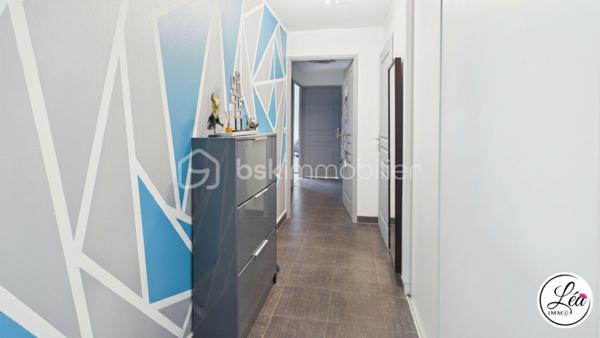 Vous recherchez le confort d’une maison tout en profitant de la praticité d’un appartement ? Ce bien rare à Cluses pourrait bien être votre coup de cœur.

Situé en rez-de-chaussée et à proximité immédiate des commerces, écoles, transports et services accessibles à pied, cet appartement de 81 m² offre un cadre de vie idéal pour une famille ou pour toute personne en quête d’espace et de confort.

L’intérieur propose une belle distribution avec trois chambres, un salon / salle à manger chaleureux, ainsi qu’une très grande cuisine moderne et fonctionnelle. Vous profiterez également d’une salle d’eau  ainsi que de WC séparés pour plus de confort.

Côté extérieur, ce bien se distingue par une terrasse exposée sud d’environ 50 m², véritable prolongement de l’espace de vie, idéale pour les repas en extérieur, les moments de détente ou les soirées d’été. Un jardin complète ce cadre privilégié, rare sur le secteur.

Les prestations sont complétées par une cave ainsi qu’un garage, offrant des espaces de rangement et de stationnement très appréciés.

Les plus de cet appartement :
✅ Rez-de-chaussée pratique et accessible
✅ 3 chambres
✅ Grande cuisine moderne et fonctionnelle
✅ Terrasse d’environ 50 m² + jardin
✅ Cave et garage
✅ Commodités accessibles à pied
✅ Bien rare à Cluses

Un appartement aux allures de maison, idéal pour profiter d’un cadre de vie pratique et agréable au quotidien !