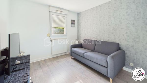 Vous recherchez le confort d’une maison tout en profitant de la praticité d’un appartement ? Ce bien rare à Cluses pourrait bien être votre coup de cœur.

Situé en rez-de-chaussée et à proximité immédiate des commerces, écoles, transports et services accessibles à pied, cet appartement de 81 m² offre un cadre de vie idéal pour une famille ou pour toute personne en quête d’espace et de confort.

L’intérieur propose une belle distribution avec trois chambres, un salon / salle à manger chaleureux, ainsi qu’une très grande cuisine moderne et fonctionnelle. Vous profiterez également d’une salle d’eau  ainsi que de WC séparés pour plus de confort.

Côté extérieur, ce bien se distingue par une terrasse exposée sud d’environ 50 m², véritable prolongement de l’espace de vie, idéale pour les repas en extérieur, les moments de détente ou les soirées d’été. Un jardin complète ce cadre privilégié, rare sur le secteur.

Les prestations sont complétées par une cave ainsi qu’un garage, offrant des espaces de rangement et de stationnement très appréciés.

Les plus de cet appartement :
✅ Rez-de-chaussée pratique et accessible
✅ 3 chambres
✅ Grande cuisine moderne et fonctionnelle
✅ Terrasse d’environ 50 m² + jardin
✅ Cave et garage
✅ Commodités accessibles à pied
✅ Bien rare à Cluses

Un appartement aux allures de maison, idéal pour profiter d’un cadre de vie pratique et agréable au quotidien !