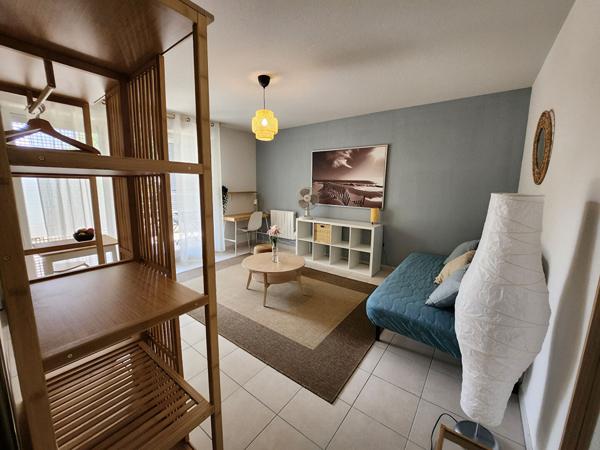 EXCLUSIVITE SUR AVIGNON - LOCATION STUDIO MEUBLE de 23m² avec terrasse et parking - 533€ toutes charges comprises