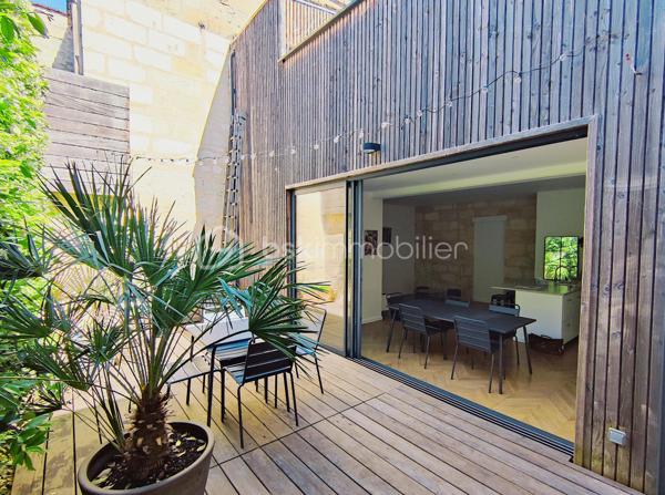 [CHARTRONS / QUARTIER PRISÉ / ÉCHOPPE RÉNOVÉE / COUR VÉGÉTALISÉE + TERRASSE / 3 CH + SUITE PARENTALE / GARAGE ]

Venez déclencher votre coup de cœur dans le quartier prisé des Chartons, à deux pas de l'Eglise Saint Martial et à proximité immédiate des commerces, des restaurants, des transports (Tram Cours du Médoc) et des écoles !

Cette maison, alliant élégamment le charme traditionnel de l'échoppe d'origine et la modernité de sa rénovation totale de 2018, saura vous séduire par ses prestations de qualité, sa fonctionnalité et son confort de vie.  

Elle se compose ainsi : 

-> Au rez-de-chaussée : 
- Entrée spacieuse avec placards (desservant l'étage, les WC, le garage)
- Pièce de vie de 36 m² ouverte sur la cour végétalisée

-> À l'étage : 
- Salle de bain avec baignoire*
- 2 chambres d'enfants de près de 11 m² chacune 
- 1 suite parentale avec salle d'eau de 13.5 m² donnant sur la terrasse
- 1 chambre de 12 m² avec un grand linéaire de placards, donnant sur la terrasse

-> À l'extérieur : 
- Cour végétalisée exposée sud-ouest de 21 m²
- Terrasse au premier étage de 8 m²
- Garage de 24.5 m²

Il n'y a plus qu'à poser vos valises dans ce bien idéal et profiter d'un agencement optimisé ainsi que du calme d'un extérieur végétalisé, en plein centre-ville ! 

---