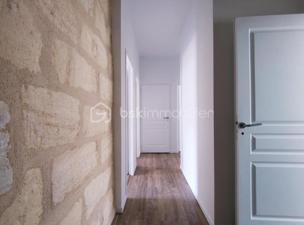[CHARTRONS / QUARTIER PRISÉ / ÉCHOPPE RÉNOVÉE / COUR VÉGÉTALISÉE + TERRASSE / 3 CH + SUITE PARENTALE / GARAGE ]

Venez déclencher votre coup de cœur dans le quartier prisé des Chartons, à deux pas de l'Eglise Saint Martial et à proximité immédiate des commerces, des restaurants, des transports (Tram Cours du Médoc) et des écoles !

Cette maison, alliant élégamment le charme traditionnel de l'échoppe d'origine et la modernité de sa rénovation totale de 2018, saura vous séduire par ses prestations de qualité, sa fonctionnalité et son confort de vie.  

Elle se compose ainsi : 

-> Au rez-de-chaussée : 
- Entrée spacieuse avec placards (desservant l'étage, les WC, le garage)
- Pièce de vie de 36 m² ouverte sur la cour végétalisée

-> À l'étage : 
- Salle de bain avec baignoire*
- 2 chambres d'enfants de près de 11 m² chacune 
- 1 suite parentale avec salle d'eau de 13.5 m² donnant sur la terrasse
- 1 chambre de 12 m² avec un grand linéaire de placards, donnant sur la terrasse

-> À l'extérieur : 
- Cour végétalisée exposée sud-ouest de 21 m²
- Terrasse au premier étage de 8 m²
- Garage de 24.5 m²

Il n'y a plus qu'à poser vos valises dans ce bien idéal et profiter d'un agencement optimisé ainsi que du calme d'un extérieur végétalisé, en plein centre-ville ! 

---