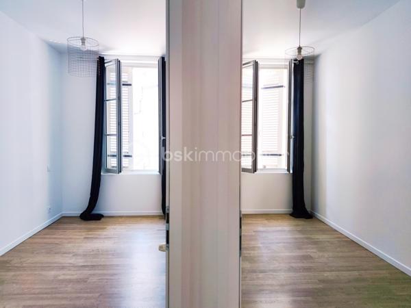 [CHARTRONS / QUARTIER PRISÉ / ÉCHOPPE RÉNOVÉE / COUR VÉGÉTALISÉE + TERRASSE / 3 CH + SUITE PARENTALE / GARAGE ]

Venez déclencher votre coup de cœur dans le quartier prisé des Chartons, à deux pas de l'Eglise Saint Martial et à proximité immédiate des commerces, des restaurants, des transports (Tram Cours du Médoc) et des écoles !

Cette maison, alliant élégamment le charme traditionnel de l'échoppe d'origine et la modernité de sa rénovation totale de 2018, saura vous séduire par ses prestations de qualité, sa fonctionnalité et son confort de vie.  

Elle se compose ainsi : 

-> Au rez-de-chaussée : 
- Entrée spacieuse avec placards (desservant l'étage, les WC, le garage)
- Pièce de vie de 36 m² ouverte sur la cour végétalisée

-> À l'étage : 
- Salle de bain avec baignoire*
- 2 chambres d'enfants de près de 11 m² chacune 
- 1 suite parentale avec salle d'eau de 13.5 m² donnant sur la terrasse
- 1 chambre de 12 m² avec un grand linéaire de placards, donnant sur la terrasse

-> À l'extérieur : 
- Cour végétalisée exposée sud-ouest de 21 m²
- Terrasse au premier étage de 8 m²
- Garage de 24.5 m²

Il n'y a plus qu'à poser vos valises dans ce bien idéal et profiter d'un agencement optimisé ainsi que du calme d'un extérieur végétalisé, en plein centre-ville ! 

---