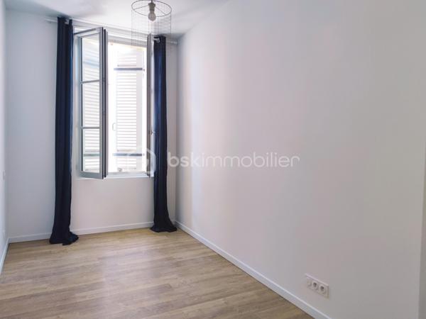 [CHARTRONS / QUARTIER PRISÉ / ÉCHOPPE RÉNOVÉE / COUR VÉGÉTALISÉE + TERRASSE / 3 CH + SUITE PARENTALE / GARAGE ]

Venez déclencher votre coup de cœur dans le quartier prisé des Chartons, à deux pas de l'Eglise Saint Martial et à proximité immédiate des commerces, des restaurants, des transports (Tram Cours du Médoc) et des écoles !

Cette maison, alliant élégamment le charme traditionnel de l'échoppe d'origine et la modernité de sa rénovation totale de 2018, saura vous séduire par ses prestations de qualité, sa fonctionnalité et son confort de vie.  

Elle se compose ainsi : 

-> Au rez-de-chaussée : 
- Entrée spacieuse avec placards (desservant l'étage, les WC, le garage)
- Pièce de vie de 36 m² ouverte sur la cour végétalisée

-> À l'étage : 
- Salle de bain avec baignoire*
- 2 chambres d'enfants de près de 11 m² chacune 
- 1 suite parentale avec salle d'eau de 13.5 m² donnant sur la terrasse
- 1 chambre de 12 m² avec un grand linéaire de placards, donnant sur la terrasse

-> À l'extérieur : 
- Cour végétalisée exposée sud-ouest de 21 m²
- Terrasse au premier étage de 8 m²
- Garage de 24.5 m²

Il n'y a plus qu'à poser vos valises dans ce bien idéal et profiter d'un agencement optimisé ainsi que du calme d'un extérieur végétalisé, en plein centre-ville ! 

---
