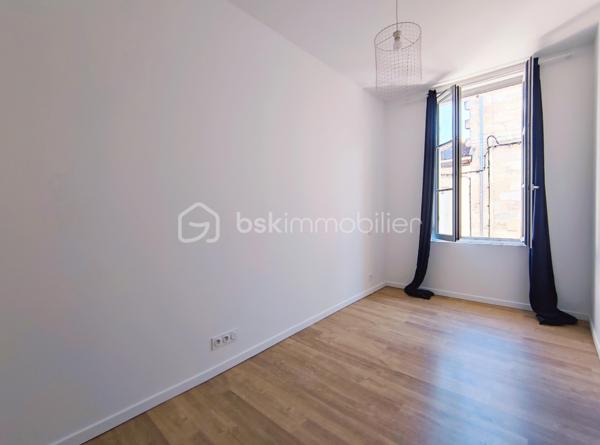 [CHARTRONS / QUARTIER PRISÉ / ÉCHOPPE RÉNOVÉE / COUR VÉGÉTALISÉE + TERRASSE / 3 CH + SUITE PARENTALE / GARAGE ]

Venez déclencher votre coup de cœur dans le quartier prisé des Chartons, à deux pas de l'Eglise Saint Martial et à proximité immédiate des commerces, des restaurants, des transports (Tram Cours du Médoc) et des écoles !

Cette maison, alliant élégamment le charme traditionnel de l'échoppe d'origine et la modernité de sa rénovation totale de 2018, saura vous séduire par ses prestations de qualité, sa fonctionnalité et son confort de vie.  

Elle se compose ainsi : 

-> Au rez-de-chaussée : 
- Entrée spacieuse avec placards (desservant l'étage, les WC, le garage)
- Pièce de vie de 36 m² ouverte sur la cour végétalisée

-> À l'étage : 
- Salle de bain avec baignoire*
- 2 chambres d'enfants de près de 11 m² chacune 
- 1 suite parentale avec salle d'eau de 13.5 m² donnant sur la terrasse
- 1 chambre de 12 m² avec un grand linéaire de placards, donnant sur la terrasse

-> À l'extérieur : 
- Cour végétalisée exposée sud-ouest de 21 m²
- Terrasse au premier étage de 8 m²
- Garage de 24.5 m²

Il n'y a plus qu'à poser vos valises dans ce bien idéal et profiter d'un agencement optimisé ainsi que du calme d'un extérieur végétalisé, en plein centre-ville ! 

---
