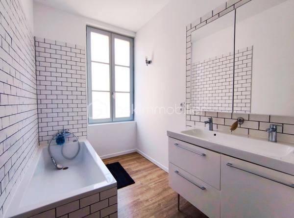 [CHARTRONS / QUARTIER PRISÉ / ÉCHOPPE RÉNOVÉE / COUR VÉGÉTALISÉE + TERRASSE / 3 CH + SUITE PARENTALE / GARAGE ]

Venez déclencher votre coup de cœur dans le quartier prisé des Chartons, à deux pas de l'Eglise Saint Martial et à proximité immédiate des commerces, des restaurants, des transports (Tram Cours du Médoc) et des écoles !

Cette maison, alliant élégamment le charme traditionnel de l'échoppe d'origine et la modernité de sa rénovation totale de 2018, saura vous séduire par ses prestations de qualité, sa fonctionnalité et son confort de vie.  

Elle se compose ainsi : 

-> Au rez-de-chaussée : 
- Entrée spacieuse avec placards (desservant l'étage, les WC, le garage)
- Pièce de vie de 36 m² ouverte sur la cour végétalisée

-> À l'étage : 
- Salle de bain avec baignoire*
- 2 chambres d'enfants de près de 11 m² chacune 
- 1 suite parentale avec salle d'eau de 13.5 m² donnant sur la terrasse
- 1 chambre de 12 m² avec un grand linéaire de placards, donnant sur la terrasse

-> À l'extérieur : 
- Cour végétalisée exposée sud-ouest de 21 m²
- Terrasse au premier étage de 8 m²
- Garage de 24.5 m²

Il n'y a plus qu'à poser vos valises dans ce bien idéal et profiter d'un agencement optimisé ainsi que du calme d'un extérieur végétalisé, en plein centre-ville ! 

---
