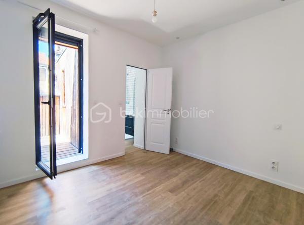 [CHARTRONS / QUARTIER PRISÉ / ÉCHOPPE RÉNOVÉE / COUR VÉGÉTALISÉE + TERRASSE / 3 CH + SUITE PARENTALE / GARAGE ]

Venez déclencher votre coup de cœur dans le quartier prisé des Chartons, à deux pas de l'Eglise Saint Martial et à proximité immédiate des commerces, des restaurants, des transports (Tram Cours du Médoc) et des écoles !

Cette maison, alliant élégamment le charme traditionnel de l'échoppe d'origine et la modernité de sa rénovation totale de 2018, saura vous séduire par ses prestations de qualité, sa fonctionnalité et son confort de vie.  

Elle se compose ainsi : 

-> Au rez-de-chaussée : 
- Entrée spacieuse avec placards (desservant l'étage, les WC, le garage)
- Pièce de vie de 36 m² ouverte sur la cour végétalisée

-> À l'étage : 
- Salle de bain avec baignoire*
- 2 chambres d'enfants de près de 11 m² chacune 
- 1 suite parentale avec salle d'eau de 13.5 m² donnant sur la terrasse
- 1 chambre de 12 m² avec un grand linéaire de placards, donnant sur la terrasse

-> À l'extérieur : 
- Cour végétalisée exposée sud-ouest de 21 m²
- Terrasse au premier étage de 8 m²
- Garage de 24.5 m²

Il n'y a plus qu'à poser vos valises dans ce bien idéal et profiter d'un agencement optimisé ainsi que du calme d'un extérieur végétalisé, en plein centre-ville ! 

---