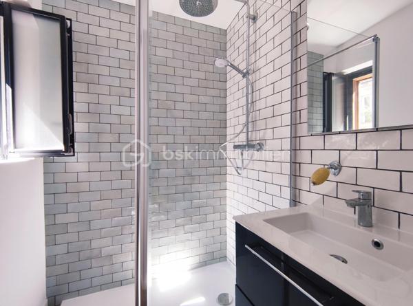 [CHARTRONS / QUARTIER PRISÉ / ÉCHOPPE RÉNOVÉE / COUR VÉGÉTALISÉE + TERRASSE / 3 CH + SUITE PARENTALE / GARAGE ]

Venez déclencher votre coup de cœur dans le quartier prisé des Chartons, à deux pas de l'Eglise Saint Martial et à proximité immédiate des commerces, des restaurants, des transports (Tram Cours du Médoc) et des écoles !

Cette maison, alliant élégamment le charme traditionnel de l'échoppe d'origine et la modernité de sa rénovation totale de 2018, saura vous séduire par ses prestations de qualité, sa fonctionnalité et son confort de vie.  

Elle se compose ainsi : 

-> Au rez-de-chaussée : 
- Entrée spacieuse avec placards (desservant l'étage, les WC, le garage)
- Pièce de vie de 36 m² ouverte sur la cour végétalisée

-> À l'étage : 
- Salle de bain avec baignoire*
- 2 chambres d'enfants de près de 11 m² chacune 
- 1 suite parentale avec salle d'eau de 13.5 m² donnant sur la terrasse
- 1 chambre de 12 m² avec un grand linéaire de placards, donnant sur la terrasse

-> À l'extérieur : 
- Cour végétalisée exposée sud-ouest de 21 m²
- Terrasse au premier étage de 8 m²
- Garage de 24.5 m²

Il n'y a plus qu'à poser vos valises dans ce bien idéal et profiter d'un agencement optimisé ainsi que du calme d'un extérieur végétalisé, en plein centre-ville ! 

---