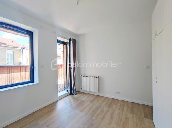 [CHARTRONS / QUARTIER PRISÉ / ÉCHOPPE RÉNOVÉE / COUR VÉGÉTALISÉE + TERRASSE / 3 CH + SUITE PARENTALE / GARAGE ]

Venez déclencher votre coup de cœur dans le quartier prisé des Chartons, à deux pas de l'Eglise Saint Martial et à proximité immédiate des commerces, des restaurants, des transports (Tram Cours du Médoc) et des écoles !

Cette maison, alliant élégamment le charme traditionnel de l'échoppe d'origine et la modernité de sa rénovation totale de 2018, saura vous séduire par ses prestations de qualité, sa fonctionnalité et son confort de vie.  

Elle se compose ainsi : 

-> Au rez-de-chaussée : 
- Entrée spacieuse avec placards (desservant l'étage, les WC, le garage)
- Pièce de vie de 36 m² ouverte sur la cour végétalisée

-> À l'étage : 
- Salle de bain avec baignoire*
- 2 chambres d'enfants de près de 11 m² chacune 
- 1 suite parentale avec salle d'eau de 13.5 m² donnant sur la terrasse
- 1 chambre de 12 m² avec un grand linéaire de placards, donnant sur la terrasse

-> À l'extérieur : 
- Cour végétalisée exposée sud-ouest de 21 m²
- Terrasse au premier étage de 8 m²
- Garage de 24.5 m²

Il n'y a plus qu'à poser vos valises dans ce bien idéal et profiter d'un agencement optimisé ainsi que du calme d'un extérieur végétalisé, en plein centre-ville ! 

---