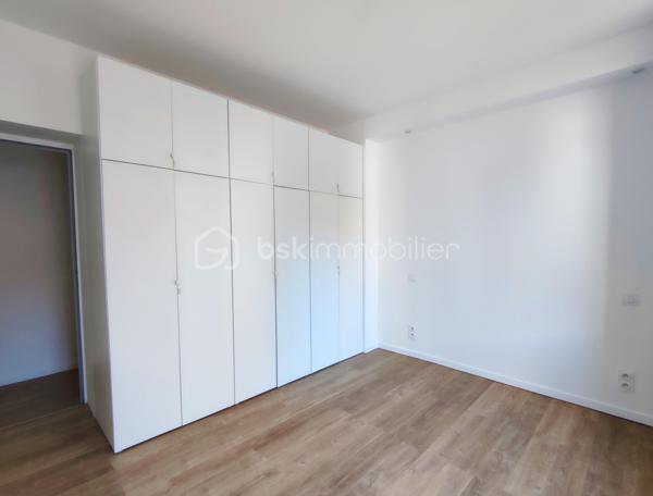 [CHARTRONS / QUARTIER PRISÉ / ÉCHOPPE RÉNOVÉE / COUR VÉGÉTALISÉE + TERRASSE / 3 CH + SUITE PARENTALE / GARAGE ]

Venez déclencher votre coup de cœur dans le quartier prisé des Chartons, à deux pas de l'Eglise Saint Martial et à proximité immédiate des commerces, des restaurants, des transports (Tram Cours du Médoc) et des écoles !

Cette maison, alliant élégamment le charme traditionnel de l'échoppe d'origine et la modernité de sa rénovation totale de 2018, saura vous séduire par ses prestations de qualité, sa fonctionnalité et son confort de vie.  

Elle se compose ainsi : 

-> Au rez-de-chaussée : 
- Entrée spacieuse avec placards (desservant l'étage, les WC, le garage)
- Pièce de vie de 36 m² ouverte sur la cour végétalisée

-> À l'étage : 
- Salle de bain avec baignoire*
- 2 chambres d'enfants de près de 11 m² chacune 
- 1 suite parentale avec salle d'eau de 13.5 m² donnant sur la terrasse
- 1 chambre de 12 m² avec un grand linéaire de placards, donnant sur la terrasse

-> À l'extérieur : 
- Cour végétalisée exposée sud-ouest de 21 m²
- Terrasse au premier étage de 8 m²
- Garage de 24.5 m²

Il n'y a plus qu'à poser vos valises dans ce bien idéal et profiter d'un agencement optimisé ainsi que du calme d'un extérieur végétalisé, en plein centre-ville ! 

---