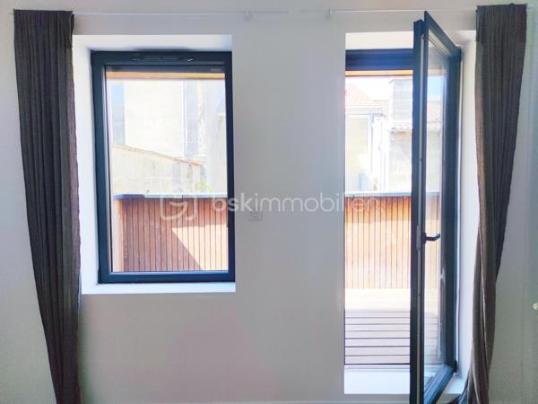 [CHARTRONS / QUARTIER PRISÉ / ÉCHOPPE RÉNOVÉE / COUR VÉGÉTALISÉE + TERRASSE / 3 CH + SUITE PARENTALE / GARAGE ]

Venez déclencher votre coup de cœur dans le quartier prisé des Chartons, à deux pas de l'Eglise Saint Martial et à proximité immédiate des commerces, des restaurants, des transports (Tram Cours du Médoc) et des écoles !

Cette maison, alliant élégamment le charme traditionnel de l'échoppe d'origine et la modernité de sa rénovation totale de 2018, saura vous séduire par ses prestations de qualité, sa fonctionnalité et son confort de vie.  

Elle se compose ainsi : 

-> Au rez-de-chaussée : 
- Entrée spacieuse avec placards (desservant l'étage, les WC, le garage)
- Pièce de vie de 36 m² ouverte sur la cour végétalisée

-> À l'étage : 
- Salle de bain avec baignoire*
- 2 chambres d'enfants de près de 11 m² chacune 
- 1 suite parentale avec salle d'eau de 13.5 m² donnant sur la terrasse
- 1 chambre de 12 m² avec un grand linéaire de placards, donnant sur la terrasse

-> À l'extérieur : 
- Cour végétalisée exposée sud-ouest de 21 m²
- Terrasse au premier étage de 8 m²
- Garage de 24.5 m²

Il n'y a plus qu'à poser vos valises dans ce bien idéal et profiter d'un agencement optimisé ainsi que du calme d'un extérieur végétalisé, en plein centre-ville ! 

---