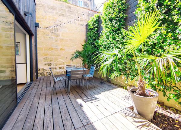 [CHARTRONS / QUARTIER PRISÉ / ÉCHOPPE RÉNOVÉE / COUR VÉGÉTALISÉE + TERRASSE / 3 CH + SUITE PARENTALE / GARAGE ]

Venez déclencher votre coup de cœur dans le quartier prisé des Chartons, à deux pas de l'Eglise Saint Martial et à proximité immédiate des commerces, des restaurants, des transports (Tram Cours du Médoc) et des écoles !

Cette maison, alliant élégamment le charme traditionnel de l'échoppe d'origine et la modernité de sa rénovation totale de 2018, saura vous séduire par ses prestations de qualité, sa fonctionnalité et son confort de vie.  

Elle se compose ainsi : 

-> Au rez-de-chaussée : 
- Entrée spacieuse avec placards (desservant l'étage, les WC, le garage)
- Pièce de vie de 36 m² ouverte sur la cour végétalisée

-> À l'étage : 
- Salle de bain avec baignoire*
- 2 chambres d'enfants de près de 11 m² chacune 
- 1 suite parentale avec salle d'eau de 13.5 m² donnant sur la terrasse
- 1 chambre de 12 m² avec un grand linéaire de placards, donnant sur la terrasse

-> À l'extérieur : 
- Cour végétalisée exposée sud-ouest de 21 m²
- Terrasse au premier étage de 8 m²
- Garage de 24.5 m²

Il n'y a plus qu'à poser vos valises dans ce bien idéal et profiter d'un agencement optimisé ainsi que du calme d'un extérieur végétalisé, en plein centre-ville ! 

---
