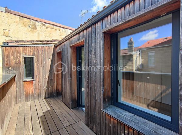 [CHARTRONS / QUARTIER PRISÉ / ÉCHOPPE RÉNOVÉE / COUR VÉGÉTALISÉE + TERRASSE / 3 CH + SUITE PARENTALE / GARAGE ]

Venez déclencher votre coup de cœur dans le quartier prisé des Chartons, à deux pas de l'Eglise Saint Martial et à proximité immédiate des commerces, des restaurants, des transports (Tram Cours du Médoc) et des écoles !

Cette maison, alliant élégamment le charme traditionnel de l'échoppe d'origine et la modernité de sa rénovation totale de 2018, saura vous séduire par ses prestations de qualité, sa fonctionnalité et son confort de vie.  

Elle se compose ainsi : 

-> Au rez-de-chaussée : 
- Entrée spacieuse avec placards (desservant l'étage, les WC, le garage)
- Pièce de vie de 36 m² ouverte sur la cour végétalisée

-> À l'étage : 
- Salle de bain avec baignoire*
- 2 chambres d'enfants de près de 11 m² chacune 
- 1 suite parentale avec salle d'eau de 13.5 m² donnant sur la terrasse
- 1 chambre de 12 m² avec un grand linéaire de placards, donnant sur la terrasse

-> À l'extérieur : 
- Cour végétalisée exposée sud-ouest de 21 m²
- Terrasse au premier étage de 8 m²
- Garage de 24.5 m²

Il n'y a plus qu'à poser vos valises dans ce bien idéal et profiter d'un agencement optimisé ainsi que du calme d'un extérieur végétalisé, en plein centre-ville ! 

---