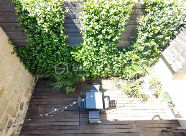 [CHARTRONS / QUARTIER PRISÉ / ÉCHOPPE RÉNOVÉE / COUR VÉGÉTALISÉE + TERRASSE / 3 CH + SUITE PARENTALE / GARAGE ]

Venez déclencher votre coup de cœur dans le quartier prisé des Chartons, à deux pas de l'Eglise Saint Martial et à proximité immédiate des commerces, des restaurants, des transports (Tram Cours du Médoc) et des écoles !

Cette maison, alliant élégamment le charme traditionnel de l'échoppe d'origine et la modernité de sa rénovation totale de 2018, saura vous séduire par ses prestations de qualité, sa fonctionnalité et son confort de vie.  

Elle se compose ainsi : 

-> Au rez-de-chaussée : 
- Entrée spacieuse avec placards (desservant l'étage, les WC, le garage)
- Pièce de vie de 36 m² ouverte sur la cour végétalisée

-> À l'étage : 
- Salle de bain avec baignoire*
- 2 chambres d'enfants de près de 11 m² chacune 
- 1 suite parentale avec salle d'eau de 13.5 m² donnant sur la terrasse
- 1 chambre de 12 m² avec un grand linéaire de placards, donnant sur la terrasse

-> À l'extérieur : 
- Cour végétalisée exposée sud-ouest de 21 m²
- Terrasse au premier étage de 8 m²
- Garage de 24.5 m²

Il n'y a plus qu'à poser vos valises dans ce bien idéal et profiter d'un agencement optimisé ainsi que du calme d'un extérieur végétalisé, en plein centre-ville ! 

---
