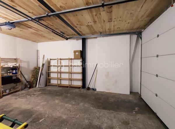 [CHARTRONS / QUARTIER PRISÉ / ÉCHOPPE RÉNOVÉE / COUR VÉGÉTALISÉE + TERRASSE / 3 CH + SUITE PARENTALE / GARAGE ]

Venez déclencher votre coup de cœur dans le quartier prisé des Chartons, à deux pas de l'Eglise Saint Martial et à proximité immédiate des commerces, des restaurants, des transports (Tram Cours du Médoc) et des écoles !

Cette maison, alliant élégamment le charme traditionnel de l'échoppe d'origine et la modernité de sa rénovation totale de 2018, saura vous séduire par ses prestations de qualité, sa fonctionnalité et son confort de vie.  

Elle se compose ainsi : 

-> Au rez-de-chaussée : 
- Entrée spacieuse avec placards (desservant l'étage, les WC, le garage)
- Pièce de vie de 36 m² ouverte sur la cour végétalisée

-> À l'étage : 
- Salle de bain avec baignoire*
- 2 chambres d'enfants de près de 11 m² chacune 
- 1 suite parentale avec salle d'eau de 13.5 m² donnant sur la terrasse
- 1 chambre de 12 m² avec un grand linéaire de placards, donnant sur la terrasse

-> À l'extérieur : 
- Cour végétalisée exposée sud-ouest de 21 m²
- Terrasse au premier étage de 8 m²
- Garage de 24.5 m²

Il n'y a plus qu'à poser vos valises dans ce bien idéal et profiter d'un agencement optimisé ainsi que du calme d'un extérieur végétalisé, en plein centre-ville ! 

---