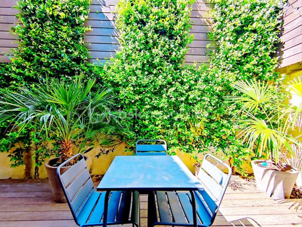 [CHARTRONS / QUARTIER PRISÉ / ÉCHOPPE RÉNOVÉE / COUR VÉGÉTALISÉE + TERRASSE / 3 CH + SUITE PARENTALE / GARAGE ]

Venez déclencher votre coup de cœur dans le quartier prisé des Chartons, à deux pas de l'Eglise Saint Martial et à proximité immédiate des commerces, des restaurants, des transports (Tram Cours du Médoc) et des écoles !

Cette maison, alliant élégamment le charme traditionnel de l'échoppe d'origine et la modernité de sa rénovation totale de 2018, saura vous séduire par ses prestations de qualité, sa fonctionnalité et son confort de vie.  

Elle se compose ainsi : 

-> Au rez-de-chaussée : 
- Entrée spacieuse avec placards (desservant l'étage, les WC, le garage)
- Pièce de vie de 36 m² ouverte sur la cour végétalisée

-> À l'étage : 
- Salle de bain avec baignoire*
- 2 chambres d'enfants de près de 11 m² chacune 
- 1 suite parentale avec salle d'eau de 13.5 m² donnant sur la terrasse
- 1 chambre de 12 m² avec un grand linéaire de placards, donnant sur la terrasse

-> À l'extérieur : 
- Cour végétalisée exposée sud-ouest de 21 m²
- Terrasse au premier étage de 8 m²
- Garage de 24.5 m²

Il n'y a plus qu'à poser vos valises dans ce bien idéal et profiter d'un agencement optimisé ainsi que du calme d'un extérieur végétalisé, en plein centre-ville ! 

---