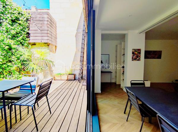 [CHARTRONS / QUARTIER PRISÉ / ÉCHOPPE RÉNOVÉE / COUR VÉGÉTALISÉE + TERRASSE / 3 CH + SUITE PARENTALE / GARAGE ]

Venez déclencher votre coup de cœur dans le quartier prisé des Chartons, à deux pas de l'Eglise Saint Martial et à proximité immédiate des commerces, des restaurants, des transports (Tram Cours du Médoc) et des écoles !

Cette maison, alliant élégamment le charme traditionnel de l'échoppe d'origine et la modernité de sa rénovation totale de 2018, saura vous séduire par ses prestations de qualité, sa fonctionnalité et son confort de vie.  

Elle se compose ainsi : 

-> Au rez-de-chaussée : 
- Entrée spacieuse avec placards (desservant l'étage, les WC, le garage)
- Pièce de vie de 36 m² ouverte sur la cour végétalisée

-> À l'étage : 
- Salle de bain avec baignoire*
- 2 chambres d'enfants de près de 11 m² chacune 
- 1 suite parentale avec salle d'eau de 13.5 m² donnant sur la terrasse
- 1 chambre de 12 m² avec un grand linéaire de placards, donnant sur la terrasse

-> À l'extérieur : 
- Cour végétalisée exposée sud-ouest de 21 m²
- Terrasse au premier étage de 8 m²
- Garage de 24.5 m²

Il n'y a plus qu'à poser vos valises dans ce bien idéal et profiter d'un agencement optimisé ainsi que du calme d'un extérieur végétalisé, en plein centre-ville ! 

---